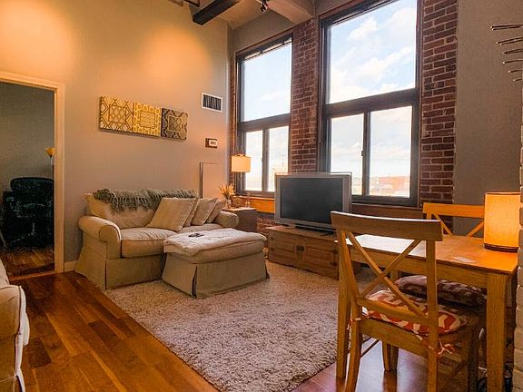 4th image of 320 W 2nd St APT 404