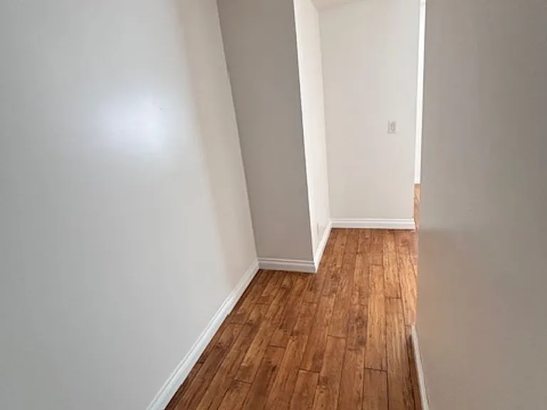 3 Bedroom 2 bathroom unit available, Larchmont area — Photo 14