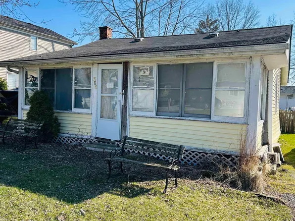 389 S Parkway Dr, Algonac, MI 48001