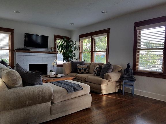 Living Room / Fireplace