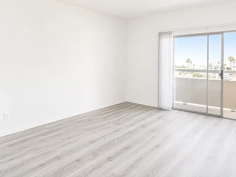 14805 Magnolia Blvd — Photo 11