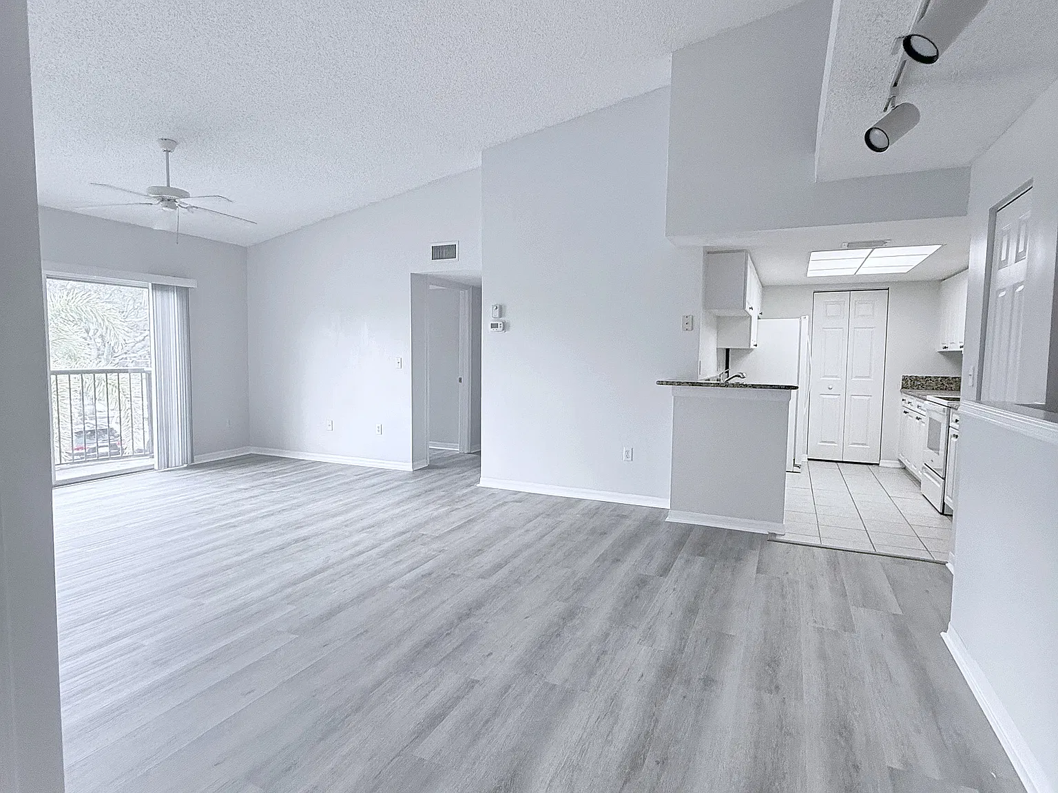 3 bed, 1199 sqft, $2,500 — Photo 2