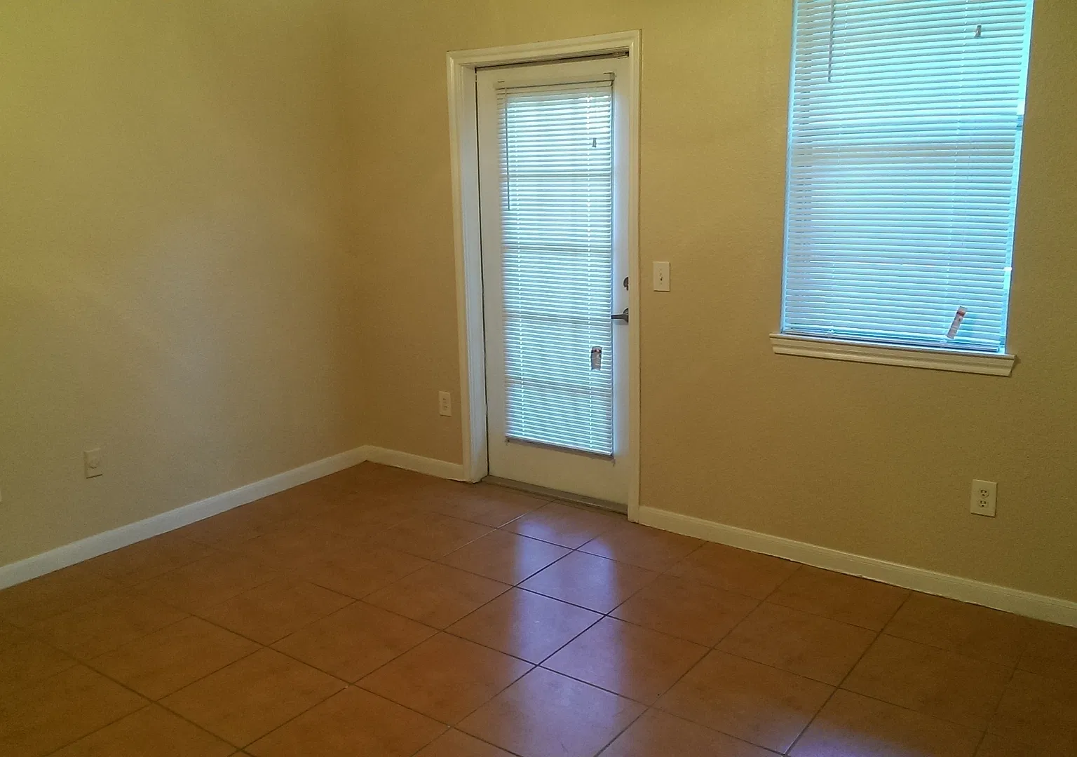 Gorgeous 1/1 with all tile floors and Balcony! — Photo 2