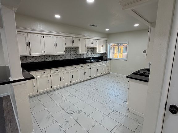 3rd image of 806 Vine St
