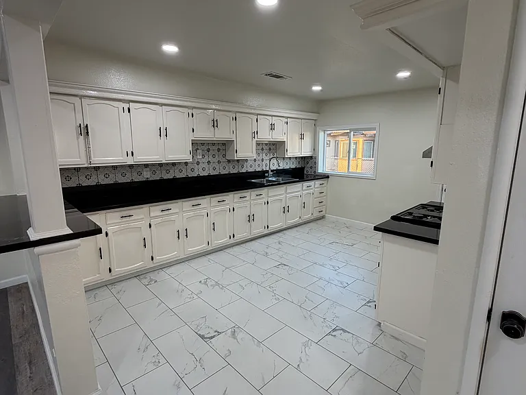 806 Vine St — Photo 3