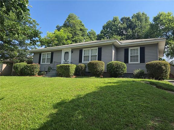 3rd image of 635 Burbank Cir SE