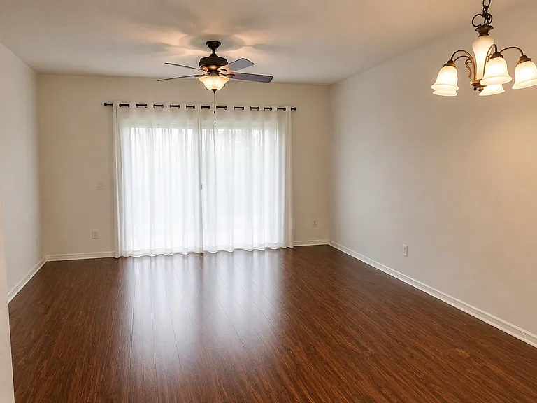 2761 Retreat View Cir — Photo 25