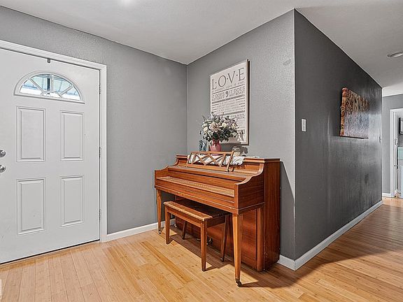 3rd image of 410 Crestmont Cir