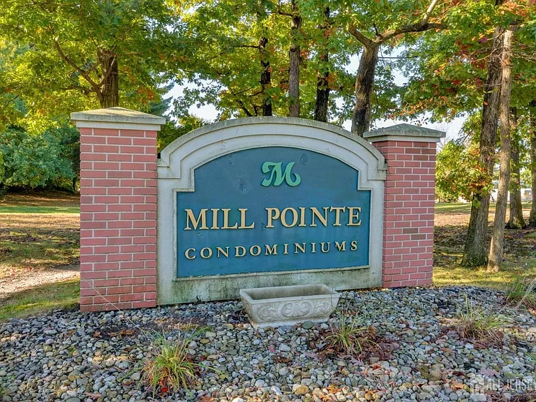 382 College Dr — Photo 16