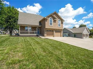 3536 SW Harbor Cir, Lees Summit, MO 64082
