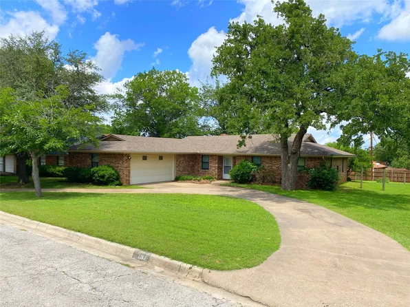 1303 Belair St, Bowie, TX 76230