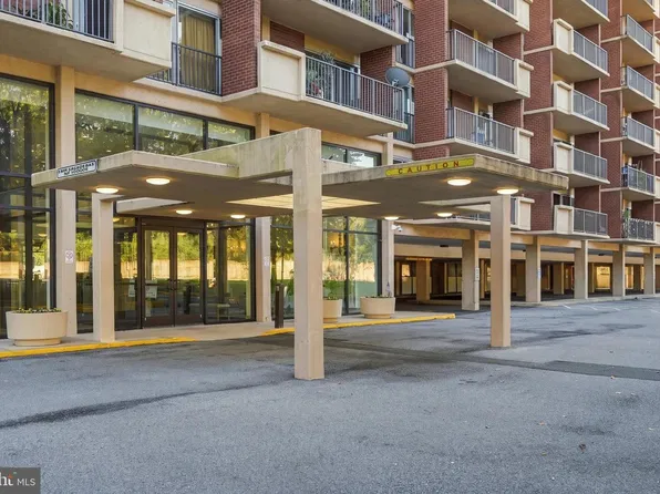 1300 Army Navy Dr APT 805, Arlington, VA 22202