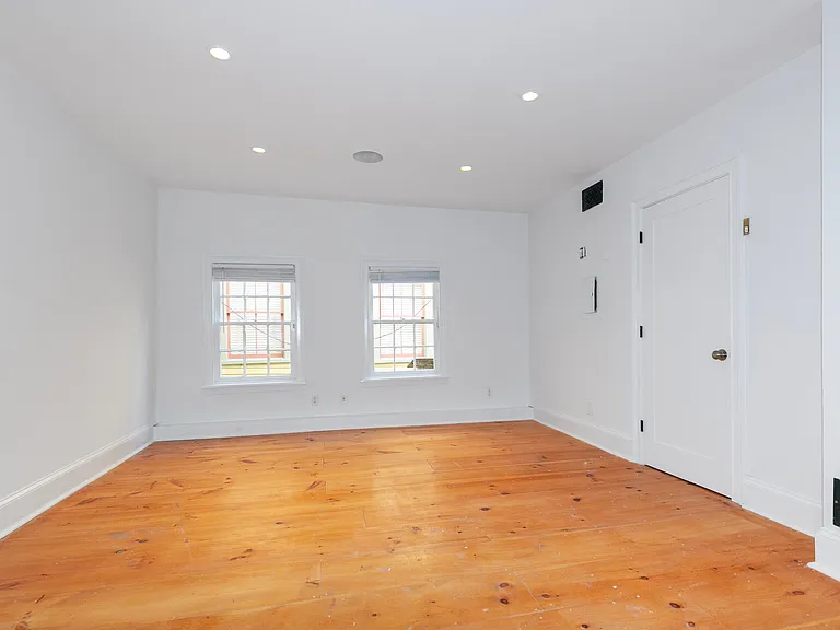 1437 Old Northern Blvd #3 — Photo 7