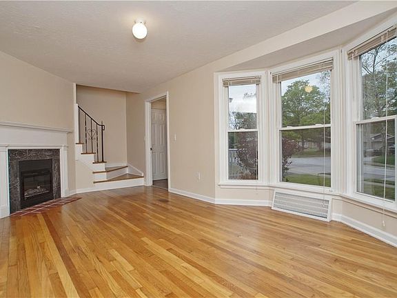 5th image of 181 Eastbrook Dr