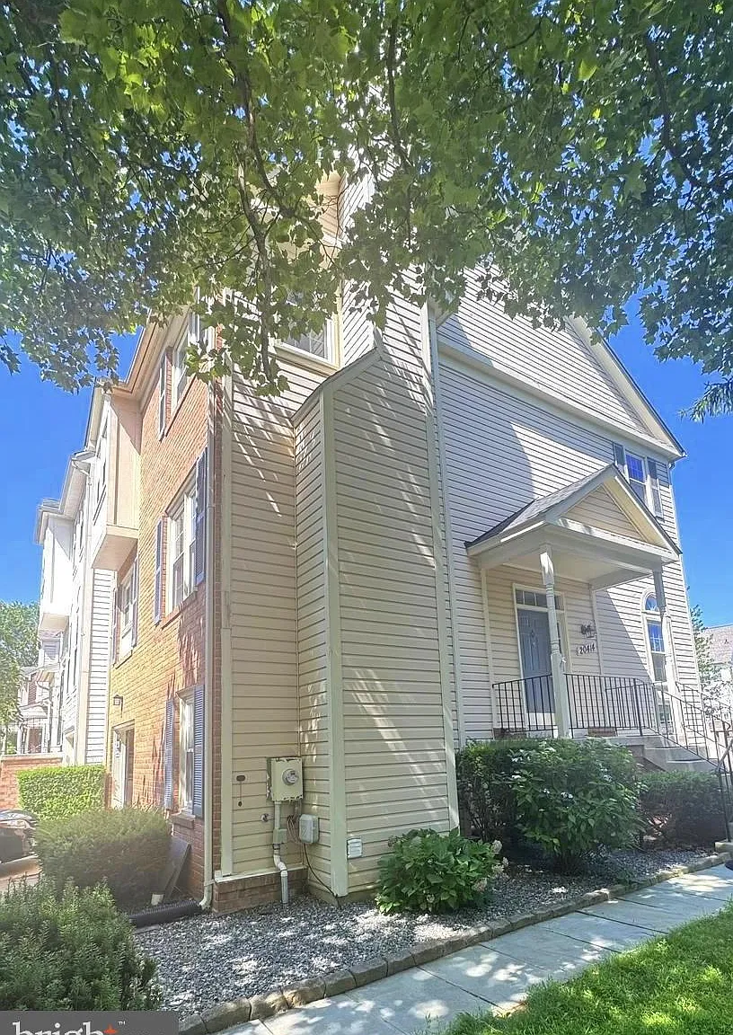 3 bed, 2.5 bath, 2036 sqft, $2,850 — Photo 2