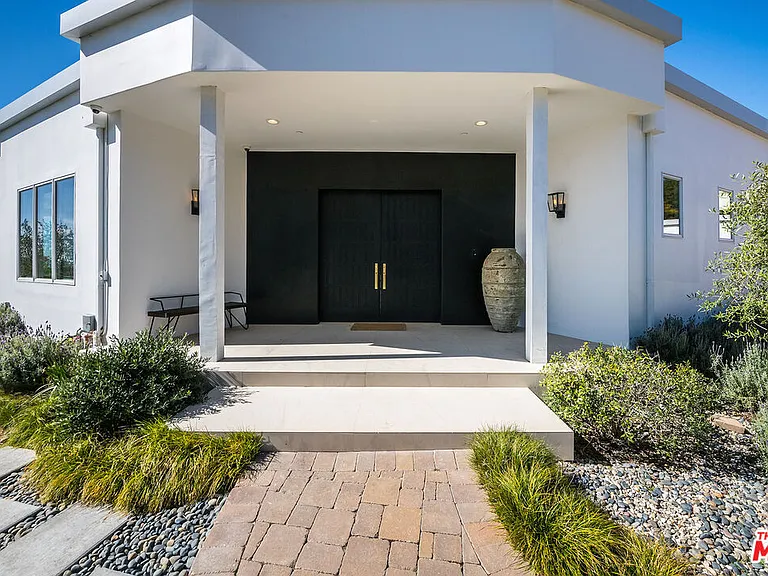 580 Chalette Dr — Photo 7