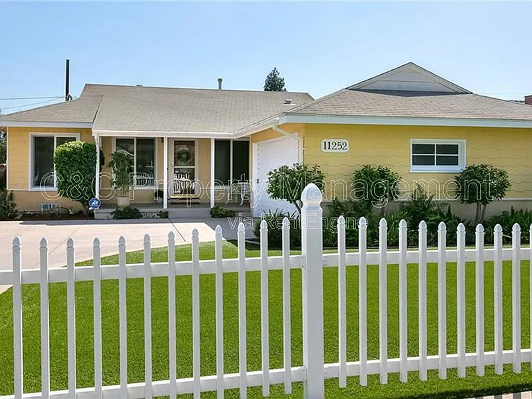 11252 Delano St — Photo 5