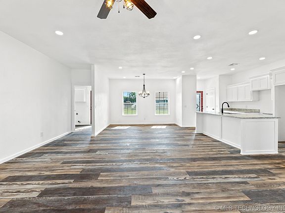 3rd image of 1100 W Main St