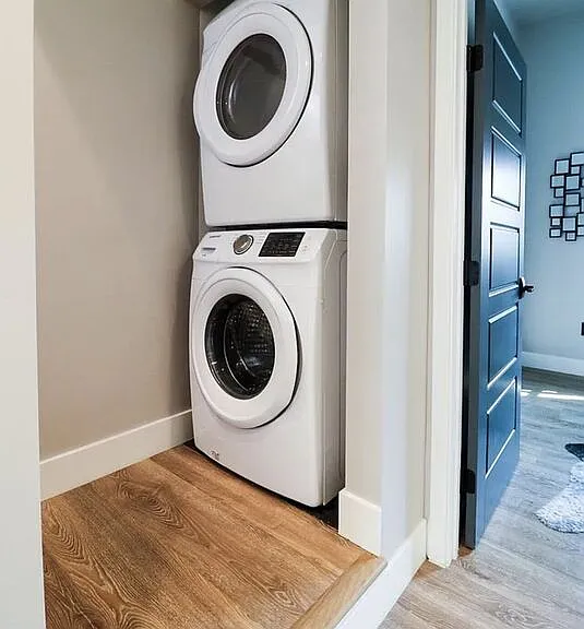 1253 S Plymouth Blvd — Photo 8