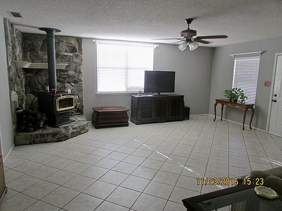 4th image of 1110 Douglas Dr