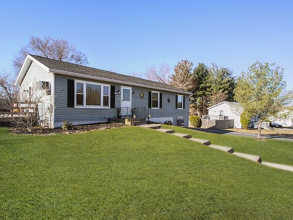 3rd image of 14 Lincoln Cir