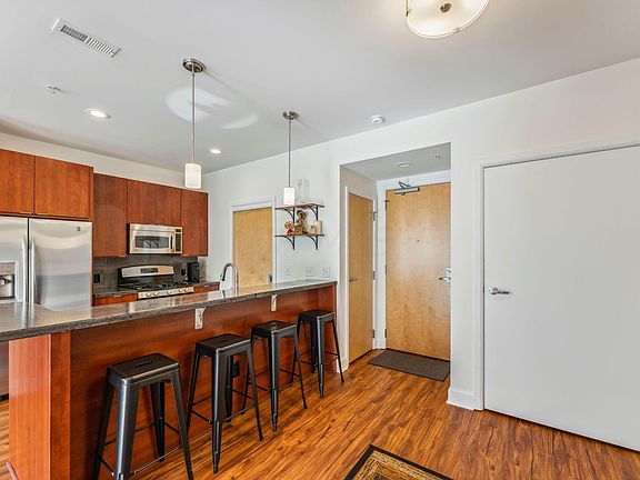 5th image of 845 N High St Unit 212