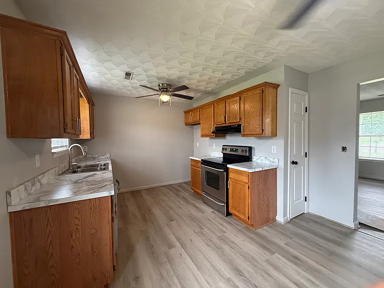 106 Tiffany Ct — Photo 2