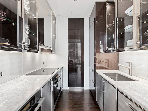 4th image of 20 W 53rd St #22B