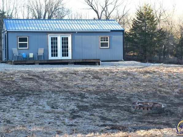 8748 Hamilton Rd, Ozawkie, KS 66070