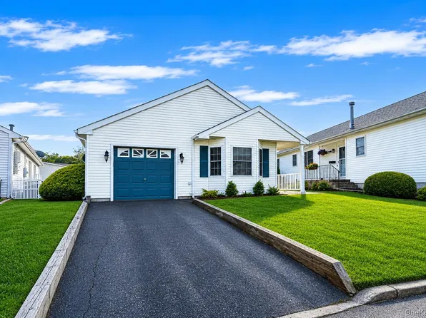 40 Willow Court, Manorville, NY 11949