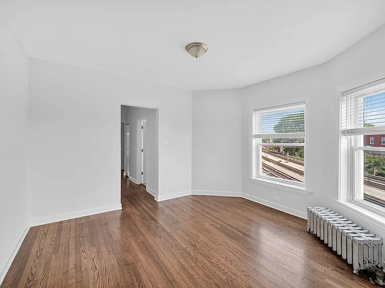 6565 N. Lakewood Renovated Rogers Park Apartments — Photo 15