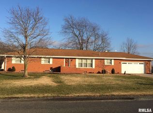 3828 Lake Dr, Taylorville, IL 62568
