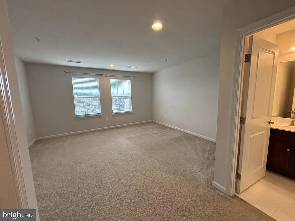 3 bed, 3.5 bath, 2368 sqft, $2,900 — Photo 4