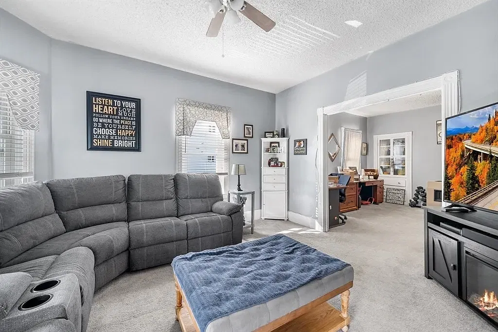 2 bed, 2290 sqft, $2,200 — Photo 3