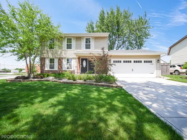 8204 W Evergreen Dr, Frankfort, IL 60423