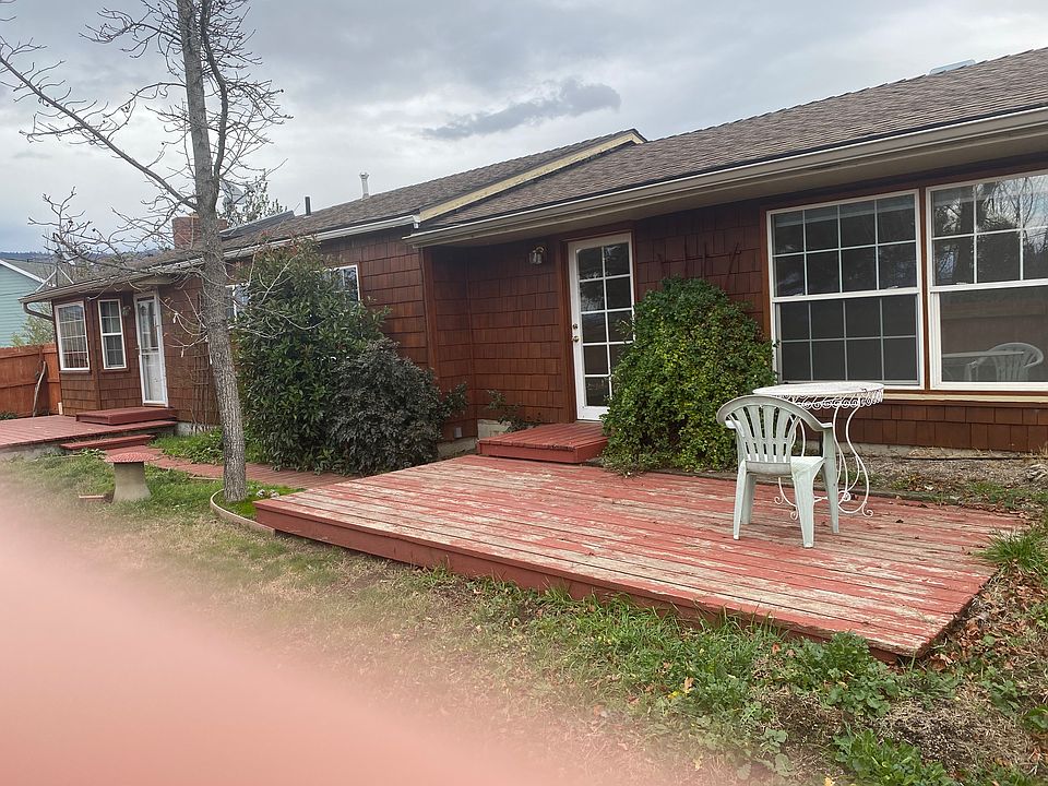 The owners entrance is on the other side of the house.
The door to the left of the studio entrance is not used by the owner and the yard has a 6 foot privacy fence.