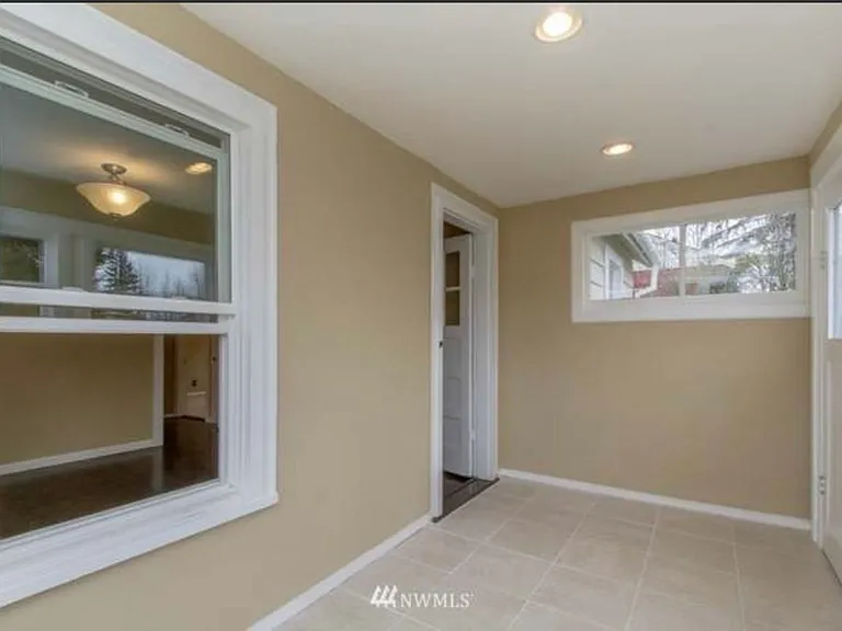10604 2nd Pl SW — Photo 2