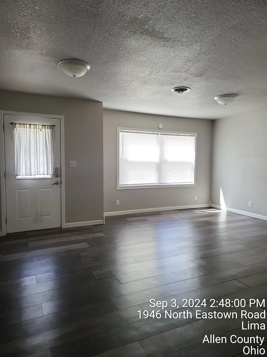 Family room - 1976 N Eastown Rd