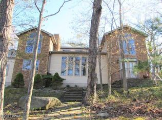 132 Surrey Dr, Lords Valley, PA 18428