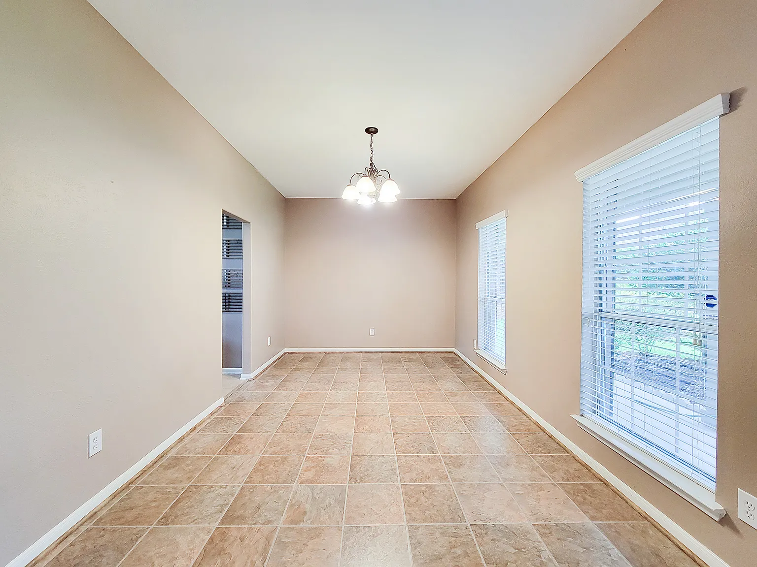 4 bed, 2.5 bath, 2653 sqft, $2,600 — Photo 4