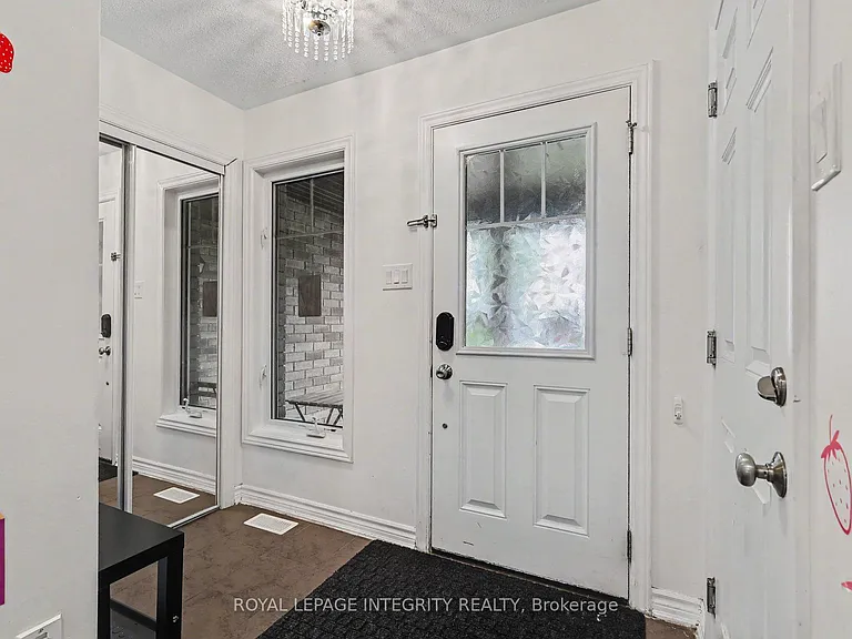 555 Foxlight Cir — Photo 3