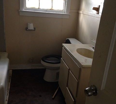 5th image of 5916 Lexington Ave