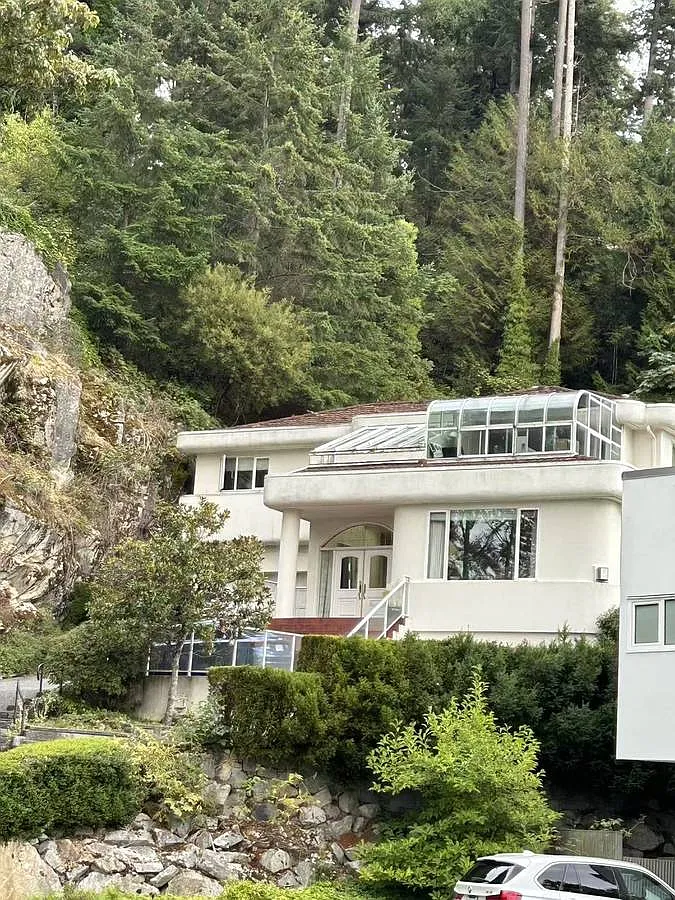 5 bed, 5.5 bath, 5000 sqft, $12,000 — Photo 2