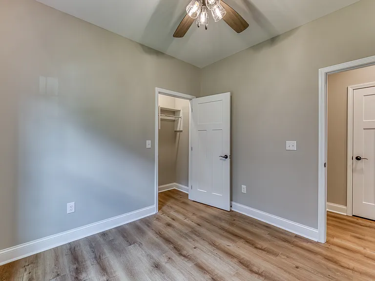 221 Monroe Dr — Photo 9