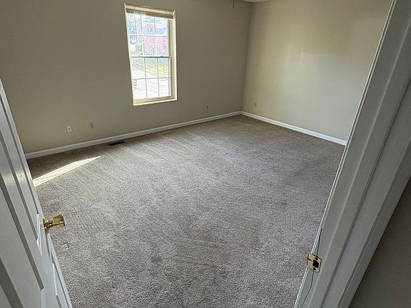 4th image of 942 Medley Dr #2