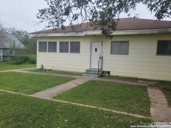 925 4th St, Floresville, TX 78114