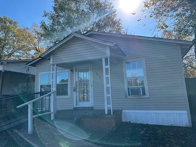 712 Walnut St — Photo 1