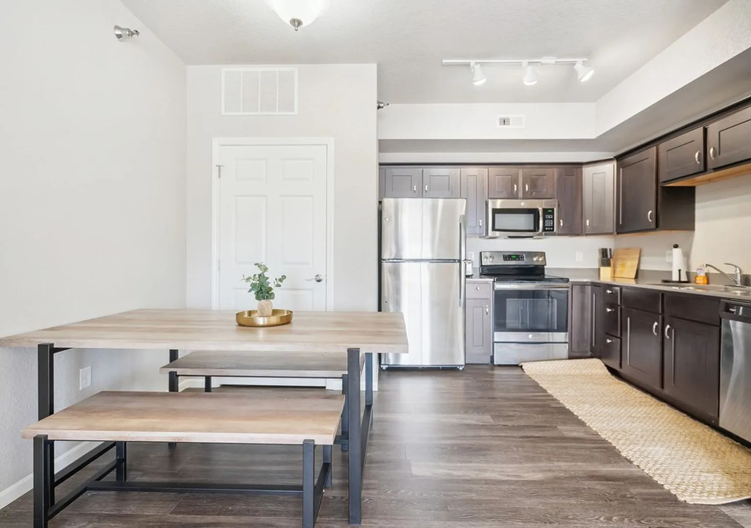 2 bed, 1054 sqft, $1,313 — Photo 1