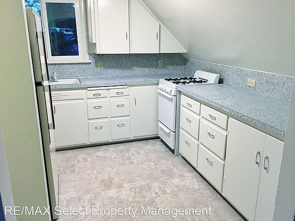 2nd image of 809 1/2 4th St NE
