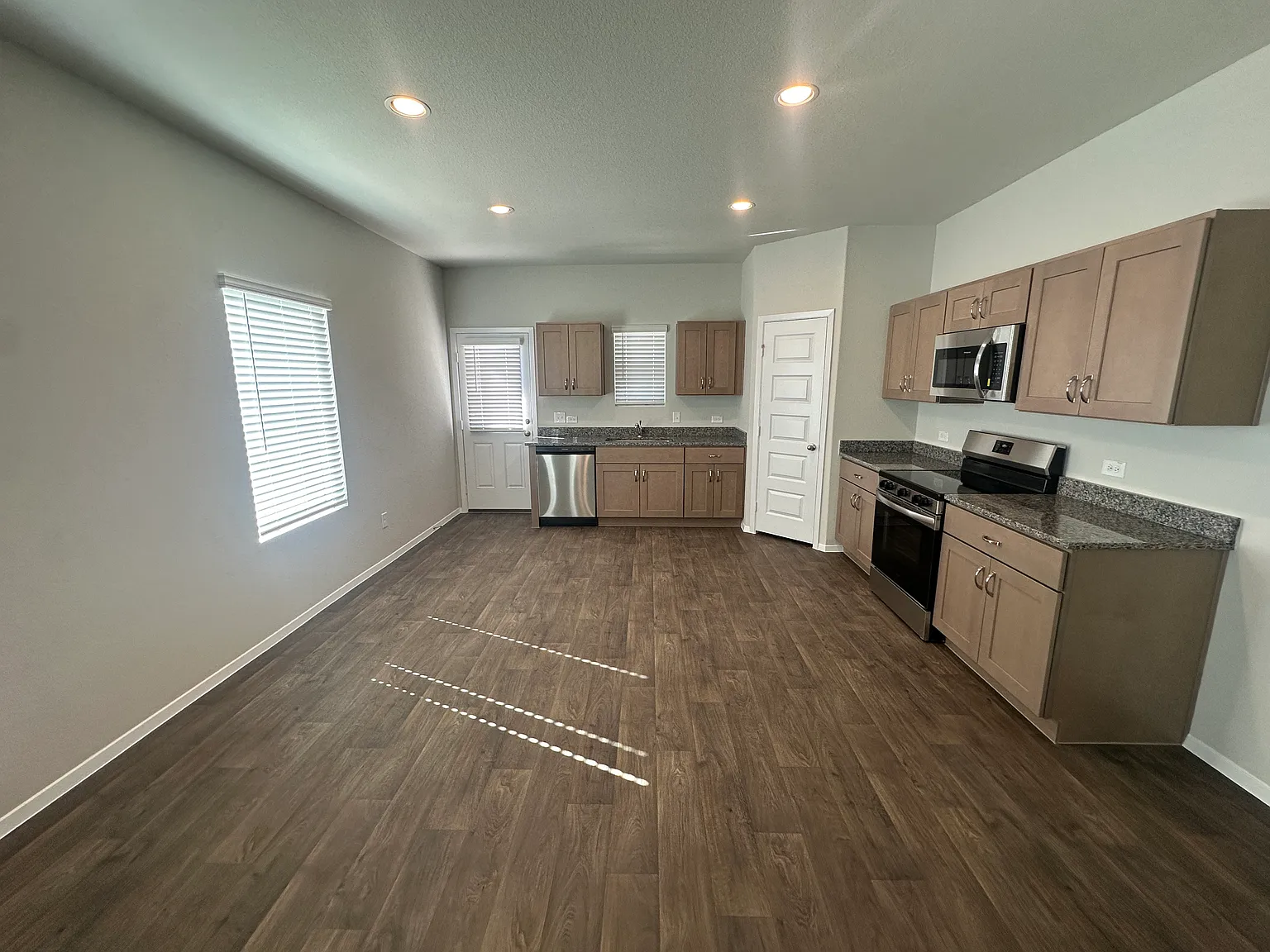 4 bed, 1520 sqft, $2,049 — Photo 4